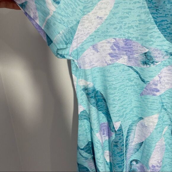 Women’s Crew Neck Blue Feather Asymmetric Hemline Tee - Picture 2 of 4